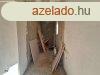 Elad feljts alatt ll sorhz Magyaratdon a falu kzpon