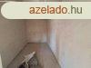 Elad feljts alatt ll sorhz Magyaratdon a falu kzpon