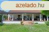Elad csaldi hz Pzmnd, 	Csendes helyen