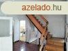 Kzpontban kt utcra nyl szuternes, tetteres, 4 szoba, 