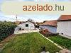 Ktszintes csaldi hz vrja Levl csendes utcjban