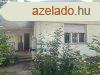 Elad csaldi hz Gdll, 	Kertvros