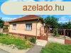 Sarkadon j llapot csaldi hz, csendes krnyken, aszfalt