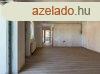 Elad csaldi hz Sereglyes, 	Kzpont