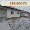 Monoron kzpont kzelben, 2 db trsashzi laks p
